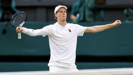 Wimbledon, Sinner vendica Parigi e batte Alcaraz in 4 set: per la prima volta un italiano è il re dell'erba
