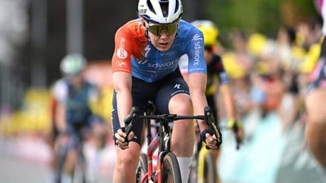 LIVE Tour de France Femmes: Van der Breggen loopt solo verder weg, favorieten zetten in chaotische slotrit Ferrand-Prévot onder druk