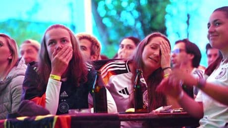 EM-Aus der deutschen Fußballerinnen: Begeisterung, ein Schockmoment und feuchte Augen