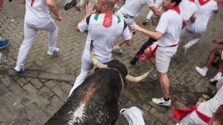 San Fermín 2025: multitudinario sexto encierro con mucha tensión al llegar a la plaza