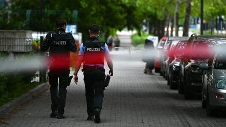 Polizei ermittelt: Mann attackiert Menschen in Halle – Mädchen verletzt