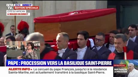 Mort du pape: début de la procession vers la basilique Saint-Pierre