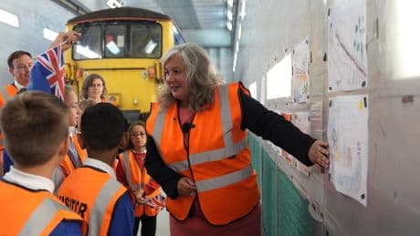 Erster Bahnbetreiber wieder verstaatlicht in England