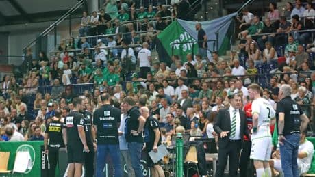 Herzstillstand beim Handball - Fan rettet Frau das Leben