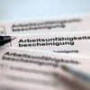 Kein Gehalt bei längerem Ausfall?: Ökonomen stellen bisherige Lohnfortzahlung bei Krankheit infrage