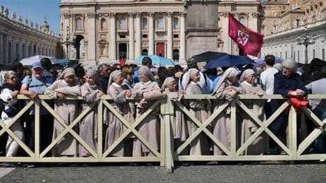 « Il était comme un proche » : dans la basilique Saint-Pierre, les fidèles s’inclinent devant leur pape