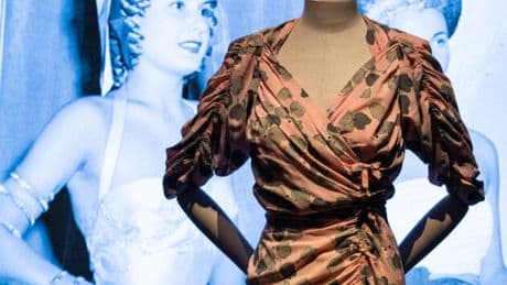 Moda in Luce, a Palazzo Pitti la mostra che riscrive la storia del Made in Italy: un viaggio tra capi iconici, archivi segreti e filmati inediti