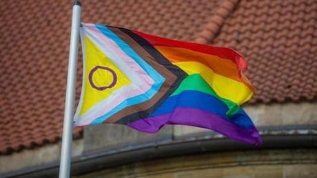 Nach queerfeindlichem Angriff: Schauspielschule setzt Zeichen