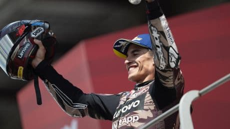 Buenas noticias para los amantes de Márquez, Alonso y MotoGP y F1: este domingo se solapan las carreras, pero hay solución
