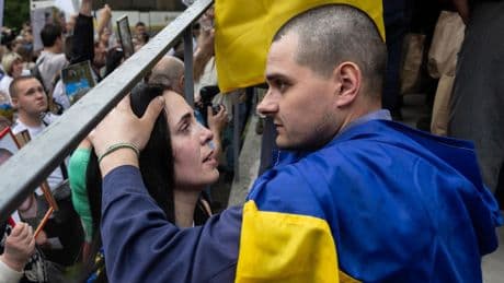 Emotionale Szenen bei Ankunft: Austausch ist Putins "taktisches Zugeständnis an Trump"