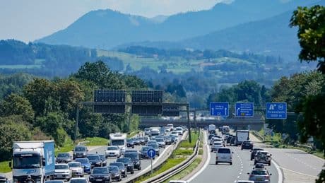 Verkehr in Bayern: Neue Regelung: Autos müssen bei Stau auf der Autobahn bleiben