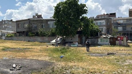 Bağcılar’da boş arazide erkek cesedi bulundu