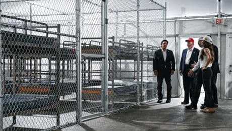 «Si des individus s’échappent, il n’y a pas grand-chose qui les attend» : Donald Trump inaugure «Alligator Alcatraz», sa prison pour migrants