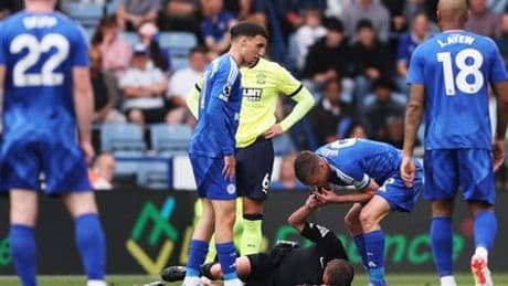 Premier League: Jamie Vardy pfeift, damit dem Schiedsrichter geholfen wird