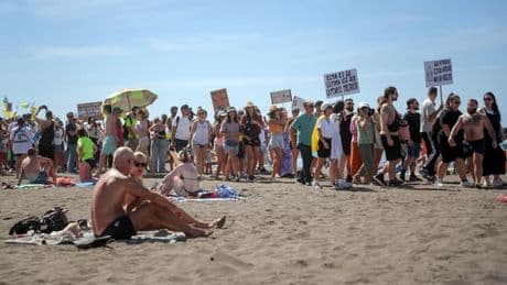 Près de 7 fois plus de visiteurs que d'habitants: aux Canaries on manifeste désormais contre les touristes