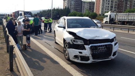TEM'de zincirleme kaza! 5 araç birbirine girdi trafik aksadı