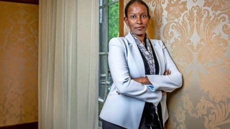 Ex-VVD-politica Ayaan Hirsi Ali (55) waarschuwt voor islamisme: ’Is het Westen gek geworden?’