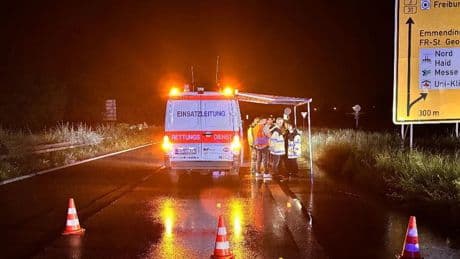 Tödlicher Unfall auf Parkplatz - Auto rast in Lkw! Mann und 2 Kinder (6, 13) sterben