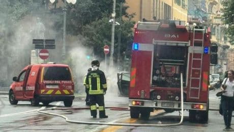 Paura a Sampierdarena, auto in fiamme in piazza Barabino | Video