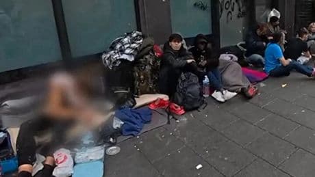 Almanya'nın bambaşka yüzü! Ünlü Youtuber o anları böyle görüntüledi Adeta ‘zombi’ mahallesi