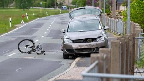 Schrecklicher Unfall in Sachsen - Frau (77) fährt Radler (42) im Gegenverkehr tot