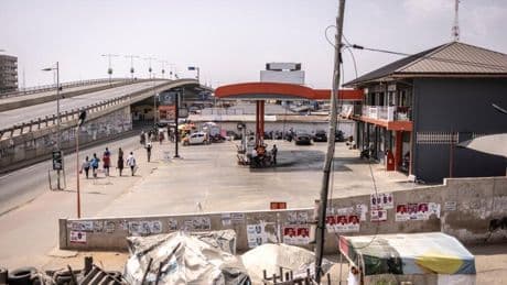 Guerre Israël-Iran: le Ghana reporte l’instauration d’une taxe décriée sur le prix du carburant