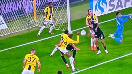 Beşiktaş kaçırdı, Fenerbahçe penaltı bekledi!