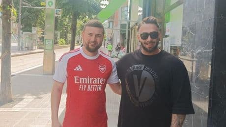 La inesperada amistad de Ivalin y Víctor, un joven búlgaro fan del Arsenal y un soriano hincha del Athletic