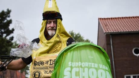 Bananenman Paul Waye (57) loopt 31 marathons met buggy vol afval: ’Om te laten zien dat één klein gebaar een groot verschil kan maken’