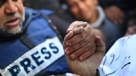 Israel mata a un destacado periodisa de Al Yazira y a otros cinco reporteros en un ataque a su tienda en Gaza