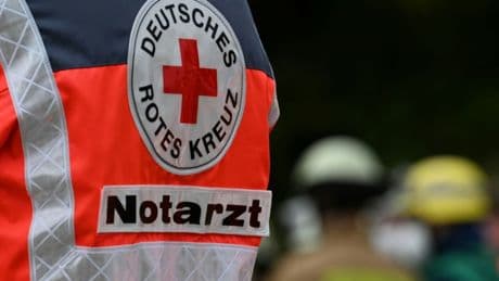 Auto fährt in Haltestelle - sieben Verletzte in München