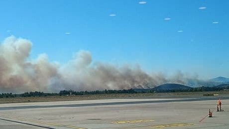 Incendi in Sardegna, case evacuate e chiuso l'aeroporto di Alghero. Voli dirottati su Cagliari e Olbia
