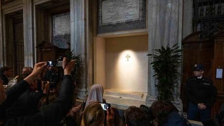 Grab von Papst Franziskus : Schnell noch zum Grab
