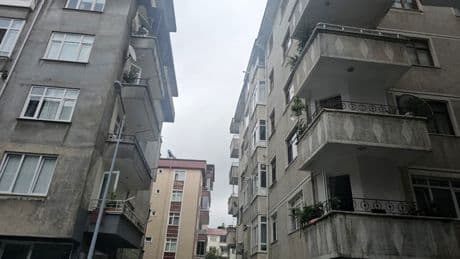 Artvin'de kan donduran olay: 10 günlük bebek 5'inci kattan düştü