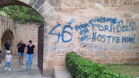 Outrage as Spanish attractions slapped with aggressive message to tourists