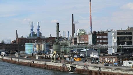 Agrochemie: Bayer stellt Pflanzenschutz-Produktion in Frankfurt ein – Betriebsräte kündigen Widerstand an