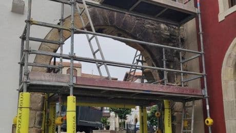 Plentzia dará un nuevo aspecto al puente peatonal y el arco de Santiago