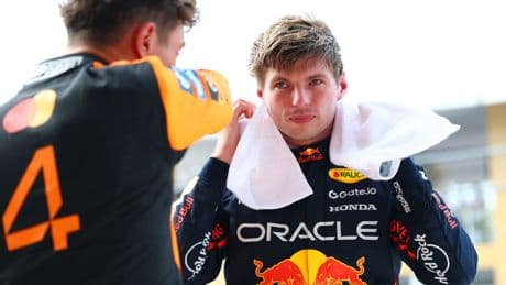 Verstappen verrast met poleposition in Miami na dramatisch verlopen sprintrace