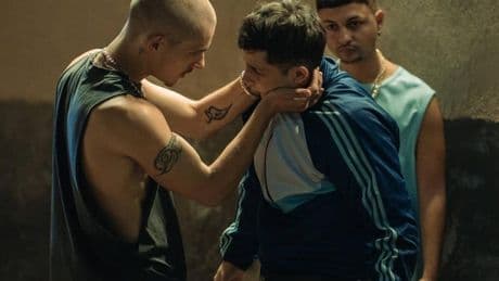 Crítica de 'Enemigos' (2025): Moto, silla, colchoneta