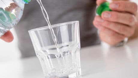Trinken Sie ausreichend Wasser? Mit dem Haut-Test finden Sie es heraus