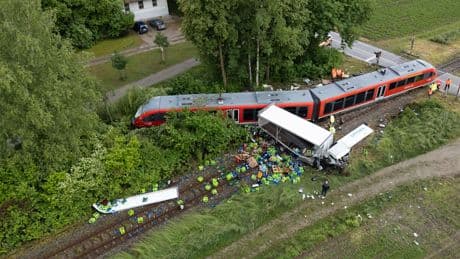 Ein Mensch in Lebensgefahr - Bahn und Lkw krachen zusammen! 10 Verletzte