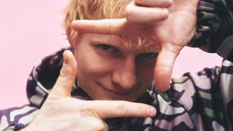 Avec PLAY, Ed Sheeran propose un trip musical et romantique qui fait oublier les errements d’Automn Variations