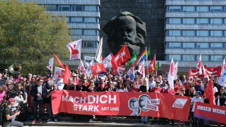 Tag der Arbeit: Gewerkschaften protestieren gegen die Abschaffung des Achtstundentags