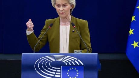 Von der Leyen llama a la UE a "luchar" por su independencia pero la 'gran coalición' europeísta se tambalea