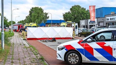 Fietser (71) in Emmen overleden na aanrijding met auto