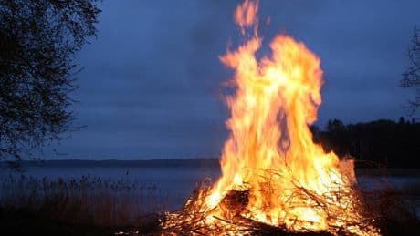 Fare il bagno a mezzanotte e le altre superstizioni di Ferragosto: ecco le più strane