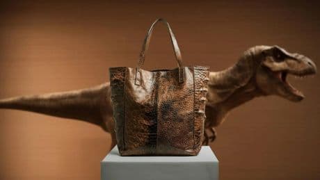 El imposible material creado en un laboratorio: así han conseguido fabricar un bolso con piel de T-Rex