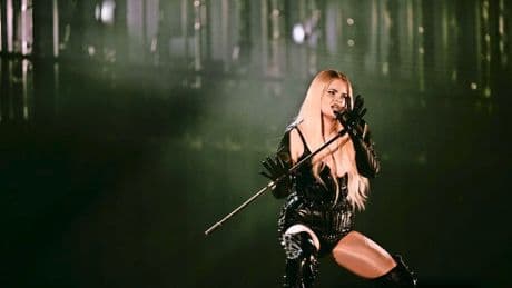De tops en flops van het Eurovisiesongfestival: ’Stoere Jesus Christ Superstar-type knapt bijna uit outfit’