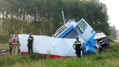 Dodelijk ongeluk met vrachtwagen op A37 bij Holsloot