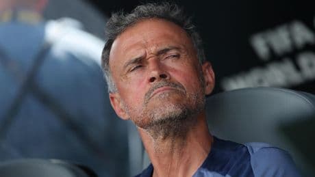 Luis Enrique se fractura la clavícula en un accidente en bicicleta: está ingresado en urgencias y será operado